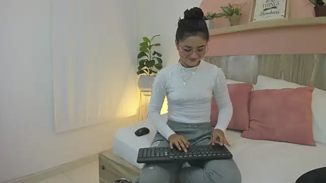 Snapshot of ivette_swan chatting on February 2026 07:21:02 PM ivette swan online show from February 2026 07:21:02 PM