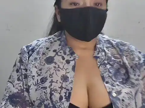 Snapshot of GaggingGirl_ chatting on May 2026 11:01:02 PM GaggingGirl online show from May 2026 11:01:02 PM