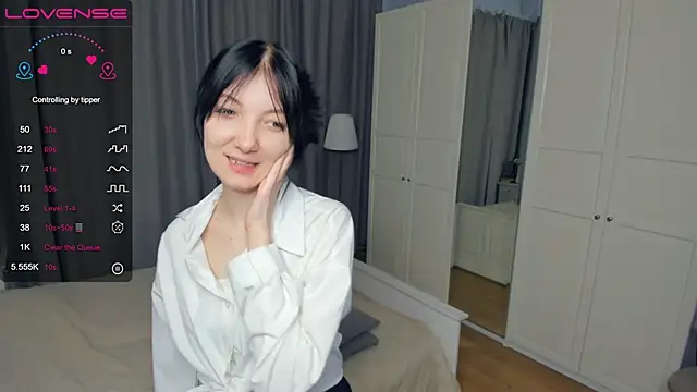 Snapshot of RoxanneComisky chatting on February 2026 07:06:01 AM RoxanneComisky online show from February 2026 07:06:01 AM