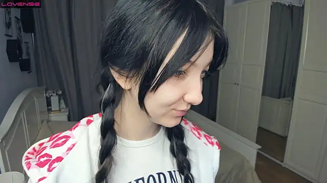 Snapshot of RoxanneComisky chatting on February 2026 08:01:01 AM RoxanneComisky online show from February 2026 08:01:01 AM