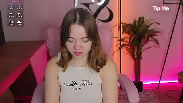 Snapshot of Kiss_Moon chatting on February 2026 01:00:02 PM Kiss Moon online show from February 2026 01:00:02 PM