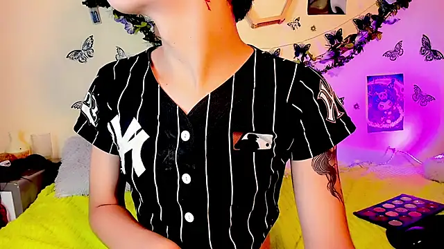 Miss-Saraii online show from April 2026 02:43:02 PM