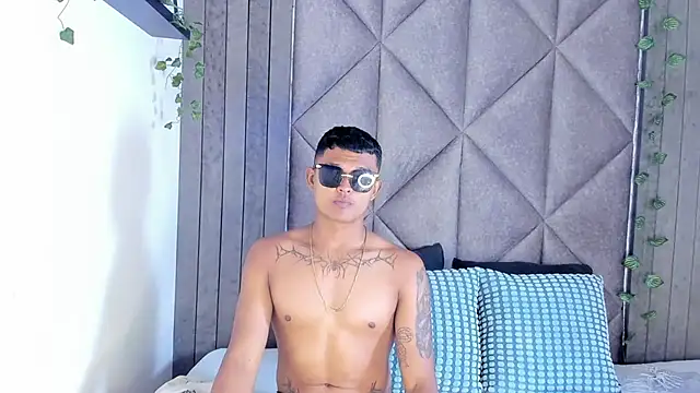 AndrewKenoxx  online show from March 2026 07:29:01 PM