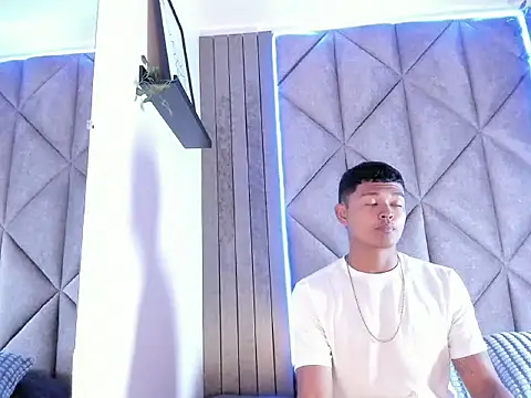 AndrewKenoxx  online show from February 2026 07:32:02 PM