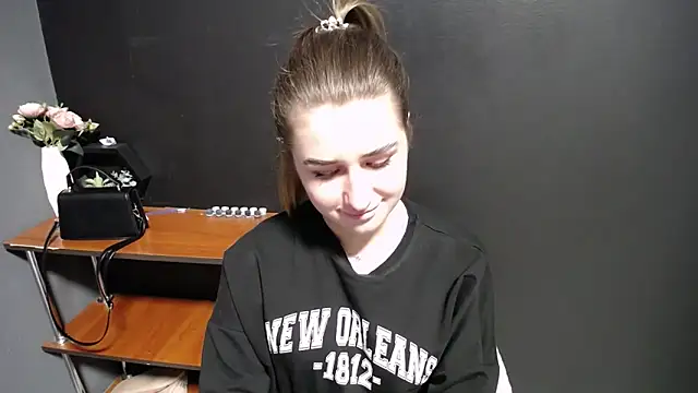 Sunny siren online show from April 2026 12:44:01 PM