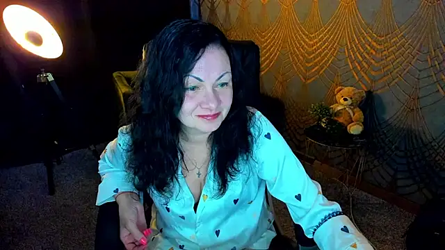 Snapshot of IrissMoon chatting on May 2026 06:32:02 AM IrissMoon online show from May 2026 06:32:02 AM