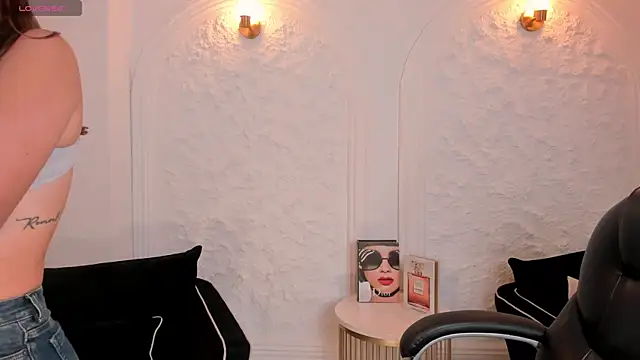 BellaThompsonX online show from June 2026 04:18:01 AM