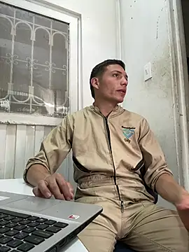 santiObrero online show from April 2026 08:24:02 PM