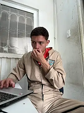 santiObrero online show from July 2026 03:37:02 PM