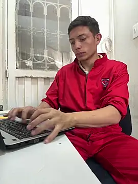 Snapshot of santiObrero chatting on April 2026 08:29:02 PM santiObrero online show from April 2026 08:29:02 PM