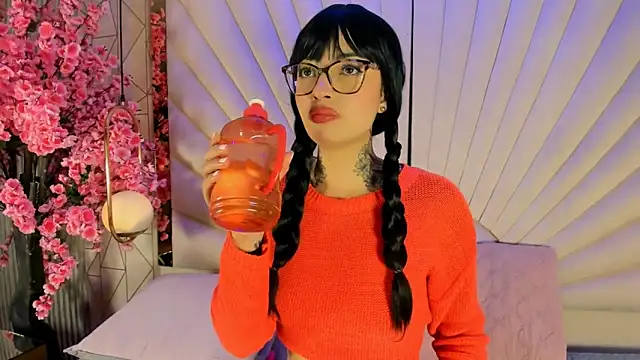 JuneCollins online show from April 2026 01:35:02 PM
