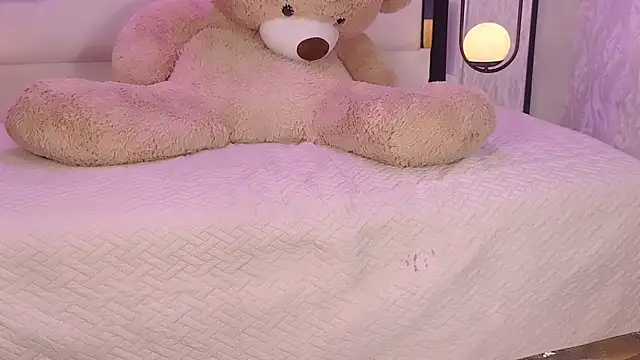 JuneCollins online show from March 2026 10:05:02 PM