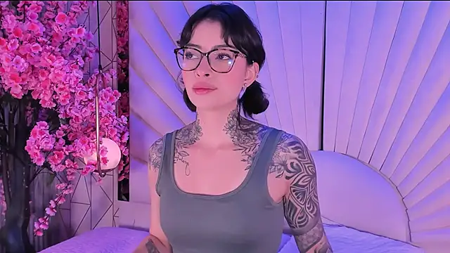 JuneCollins online show from April 2026 01:09:02 PM