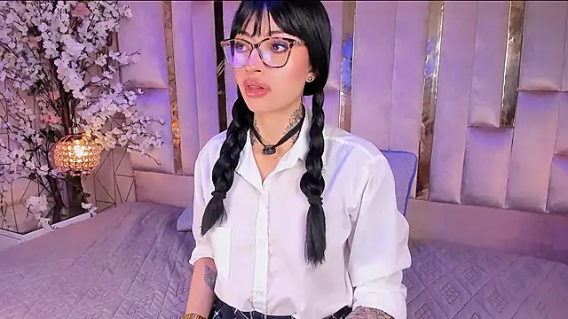 JuneCollins online show from May 2026 02:23:01 PM