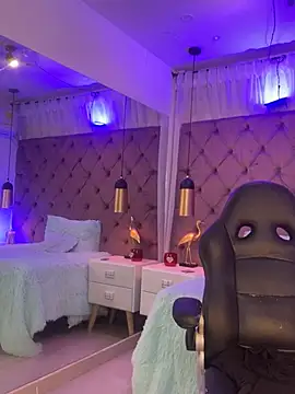 Auri   online show from March 2026 07:48:01 PM