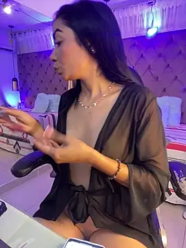 Auri   online show from April 2026 07:43:01 PM