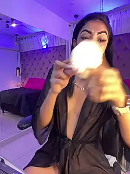 Snapshot of Auri__ chatting on June 2026 07:35:01 PM Auri online show from June 2026 07:35:01 PM