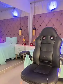 Auri   online show from March 2026 07:31:01 PM