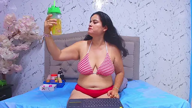 CrystallGomes online show from May 2026 01:37:01 AM