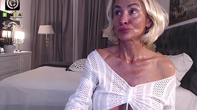 Snapshot of SilverMiss chatting on June 2026 06:27:01 PM SilverMiss online show from June 2026 06:27:01 PM