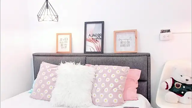 Snapshot of annarosse_ chatting on February 2026 06:19:01 PM annarosse online show from February 2026 06:19:01 PM