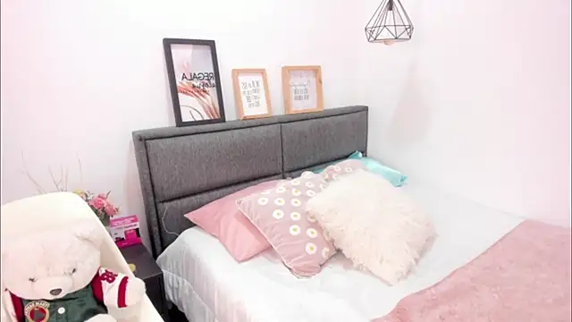 Snapshot of annarosse_ chatting on February 2026 12:04:01 PM annarosse online show from February 2026 12:04:01 PM