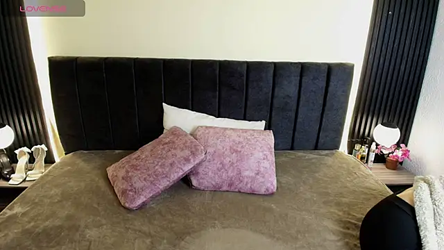 Snapshot of IvonneRoss_ chatting on March 2026 12:09:02 PM IvonneRoss online show from March 2026 12:09:02 PM