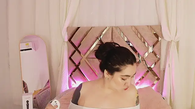 Snapshot of KathiaJenner chatting on April 2026 11:26:01 AM KathiaJenner online show from April 2026 11:26:01 AM