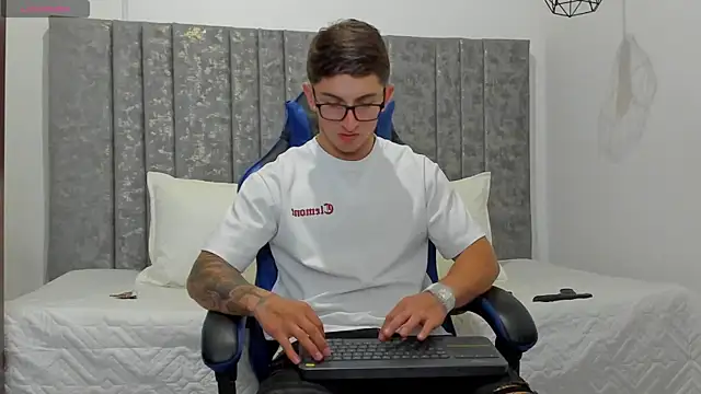 Calvin Hunter online show from April 2026 12:06:02 AM