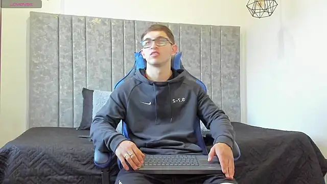 Calvin Hunter online show from April 2026 11:00:02 PM