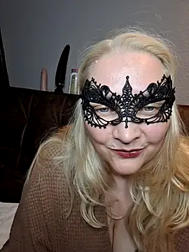 MaskedQueen77 online show from May 2026 06:38:01 PM