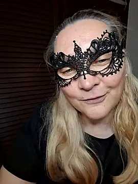 MaskedQueen77 online show from May 2026 04:04:02 PM