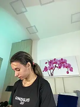 JuliaColemann online show from May 2026 12:00:01 PM