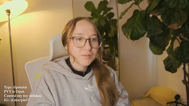 Scarlett NoirMuse online show from April 2026 09:30:01 PM