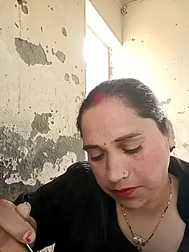 Cute-karisma1234 online show from February 2026 03:03:02 AM