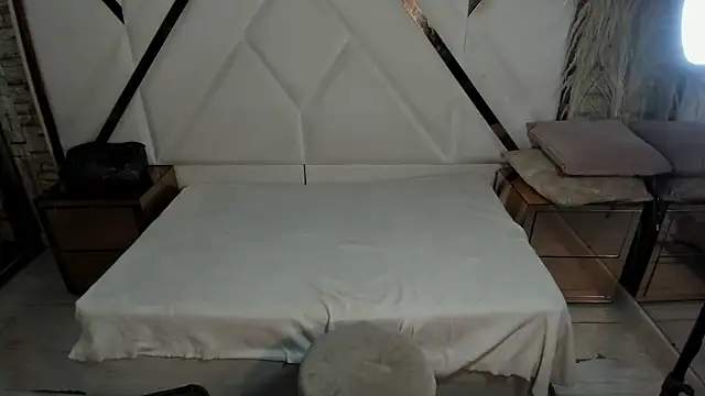 Snapshot of Shara_Oz chatting on February 2026 03:18:02 AM Shara Oz online show from February 2026 03:18:02 AM