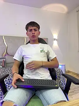 Snapshot of EVAN_TAY chatting on February 2026 03:05:01 AM EVAN TAY online show from February 2026 03:05:01 AM