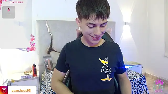 Snapshot of EVAN_TAY chatting on February 2026 04:13:01 AM EVAN TAY online show from February 2026 04:13:01 AM