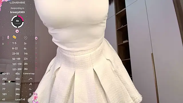 laumalove online show from May 2026 03:34:01 AM