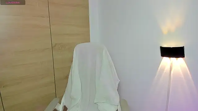 LAY LA  online show from February 2026 09:11:01 PM