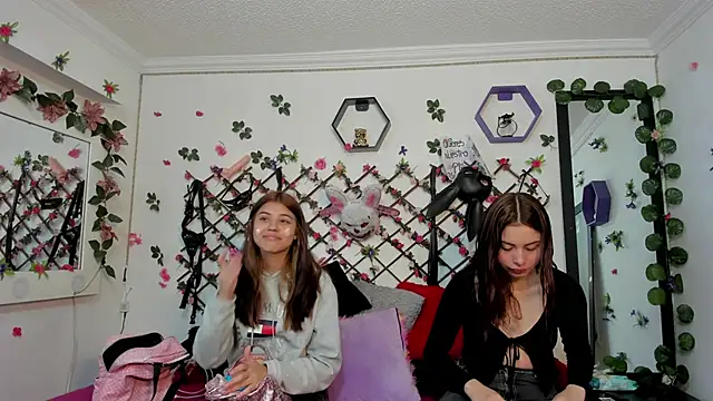 Snapshot of playful-girls chatting on February 2026 12:32:01 PM playful-girls online show from February 2026 12:32:01 PM