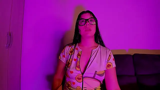 Snapshot of ViolettM chatting on February 2026 03:59:01 AM ViolettM online show from February 2026 03:59:01 AM