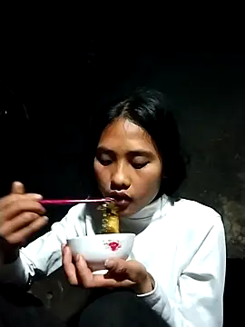 Snapshot of Hoa-tuylip chatting on February 2026 01:33:02 PM Hoa-tuylip online show from February 2026 01:33:02 PM