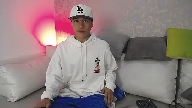 Snapshot of Dominik_Souza chatting on February 2026 12:58:01 PM Dominik Souza online show from February 2026 12:58:01 PM