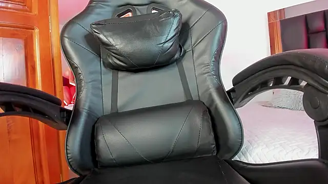 Snapshot of Isabella_Moon9 chatting on February 2026 12:18:01 PM Isabella Moon9 online show from February 2026 12:18:01 PM