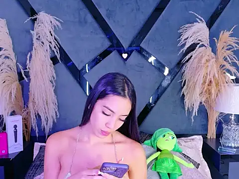 KylieWhitee online show from April 2026 04:03:01 PM