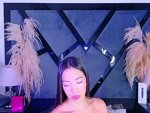 KylieWhitee online show from March 2026 01:03:02 PM