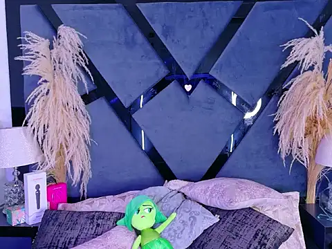 KylieWhitee online show from April 2026 02:43:01 PM