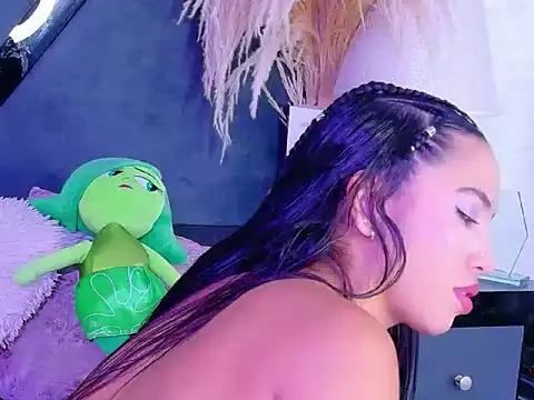 KylieWhitee online show from March 2026 01:23:02 PM