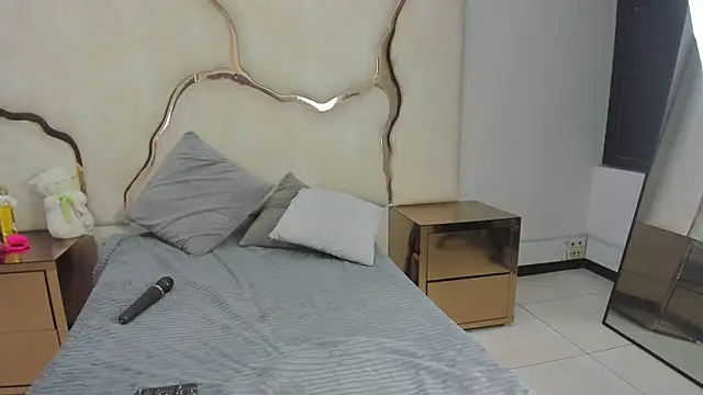 ZayraStorm online show from May 2026 04:13:02 PM